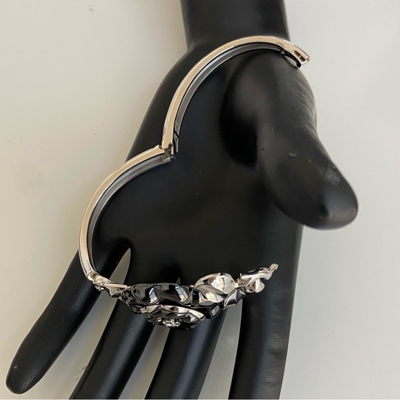 Chanel Fine Jewelry - Black Onyx & 18k White Gold Camellia Bangle Bracelet - Picture 6 of 6
